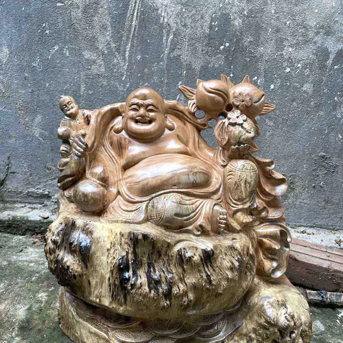 Tượng Di Lặc vác cành đào gỗ xá xị