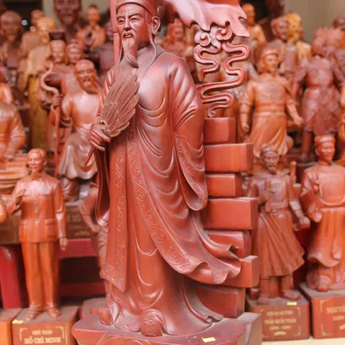 Tượng Khổng Minh đứng cờ bày trận