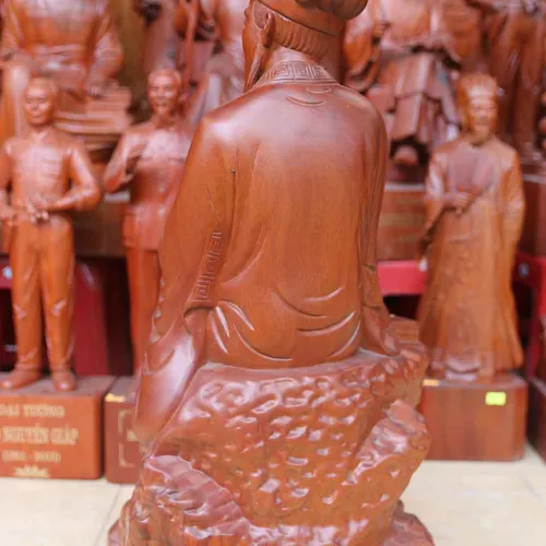 Tượng gỗ Khổng Minh ngồi cầm quạt