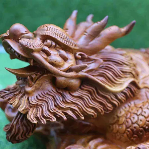 Long Quy cõng con gỗ hương