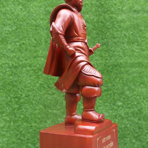 Tượng Ngô Quyền gỗ hương cao 60cm