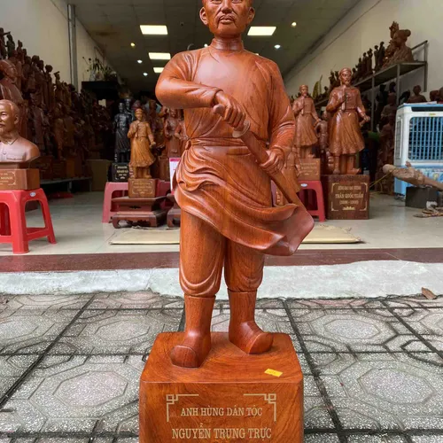 Tượng gỗ Nguyễn Trung Trực cao 70cm