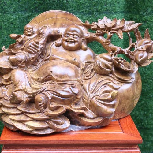 Di Lặc ngồi gốc đào gỗ nu xá xị