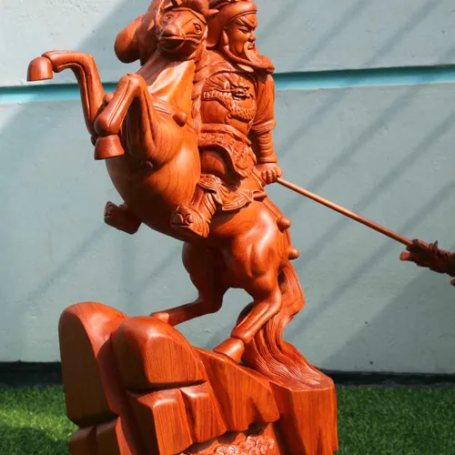 Tượng Quan Công cưỡi ngựa gỗ hương