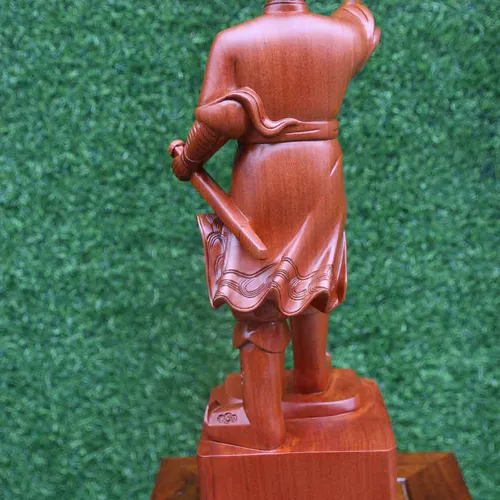 Tượng gỗ Trần Hưng Đạo đứng chỉ tay cao từ 50cm