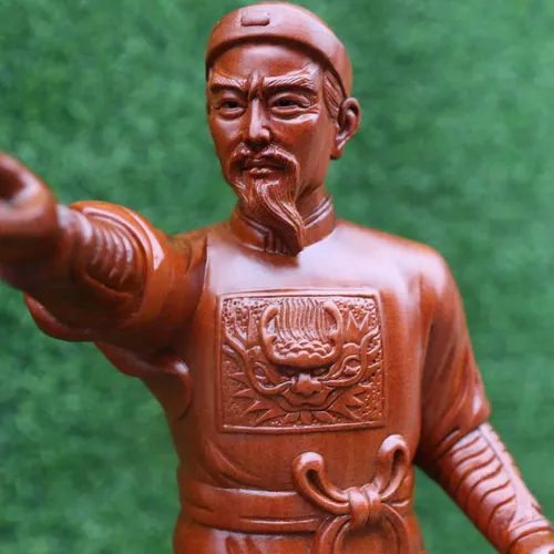 Tượng gỗ Trần Hưng Đạo đứng chỉ tay cao từ 50cm