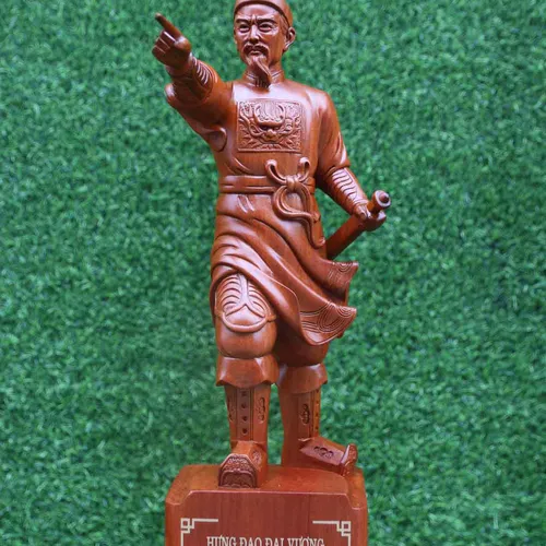 Tượng gỗ Trần Hưng Đạo đứng chỉ tay cao từ 50cm