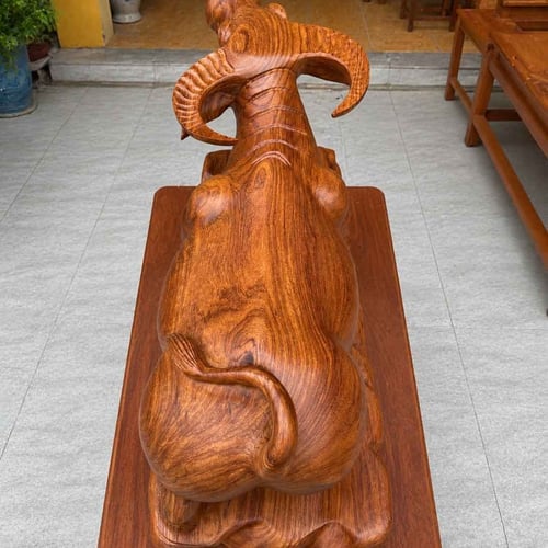Con trâu đứng gỗ hương dài 54cm