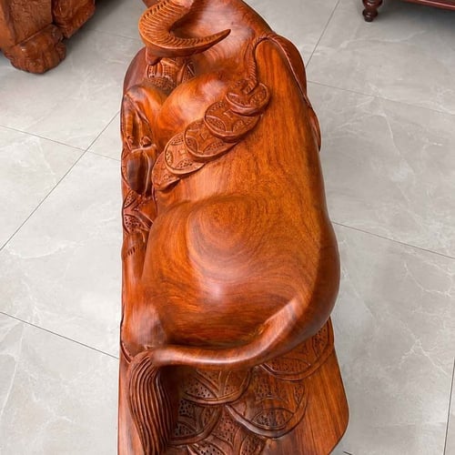 Con trâu nằm đống tiền vàng gỗ hương ta