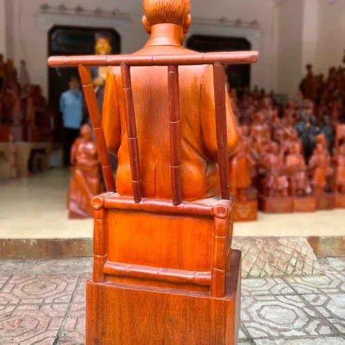 Tượng gỗ Bác Hồ ngồi đọc báo cao 60cm