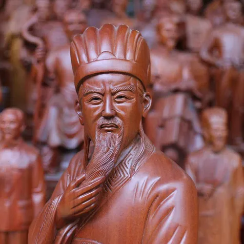 Tượng gỗ Khổng Minh ngồi cầm quạt