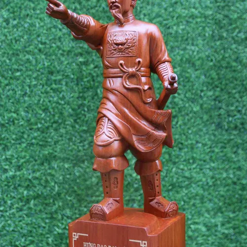 Tượng gỗ Trần Hưng Đạo đứng chỉ tay cao từ 50cm