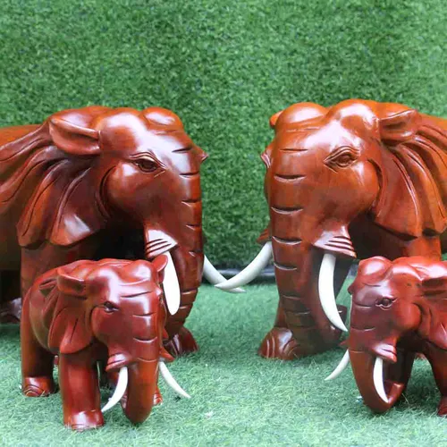 Gia đình voi gỗ xà cừ