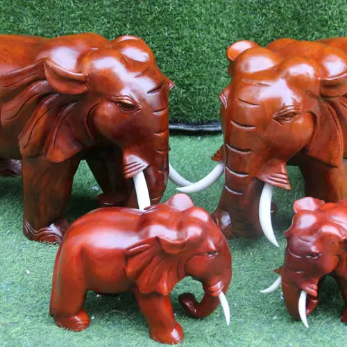 Gia đình voi gỗ xà cừ
