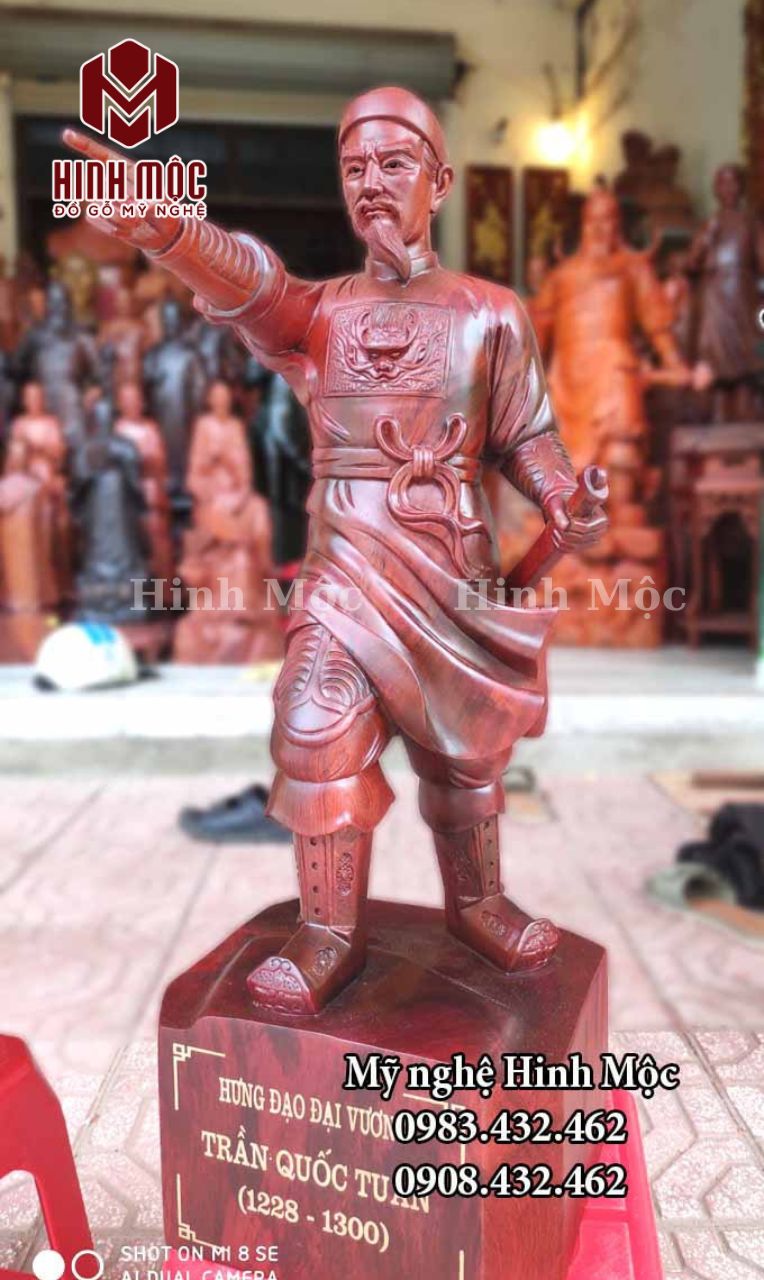 Tượng gỗ Trần Hưng Đạo đứng chỉ tay Tượng gỗ Trần Hưng Đạo đứng chỉ tay