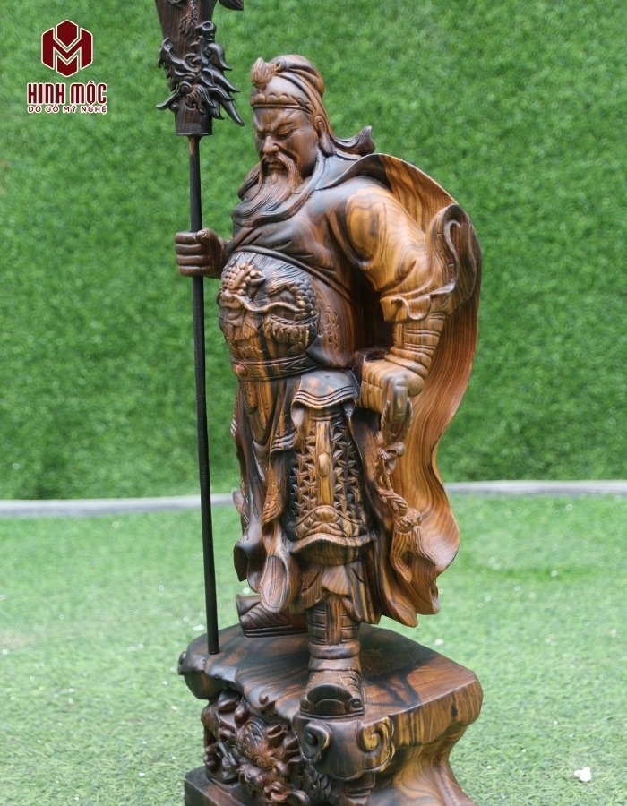 tượng Quan Công chống đao gỗ mun hoa chụp nghiêng phải tượng Quan Công chống đao gỗ mun hoa chụp nghiêng phải