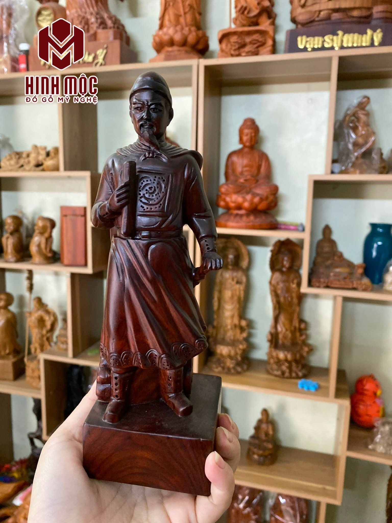 Tượng Trần Hưng Đạo mini cao 20cm gỗ trắc phù hợp để bàn làm việc Tượng Trần Hưng Đạo mini cao 20cm gỗ trắc phù hợp để bàn làm việc