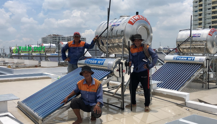 Lắp đặt máy nước nóng năng lượng Toàn Mỹ