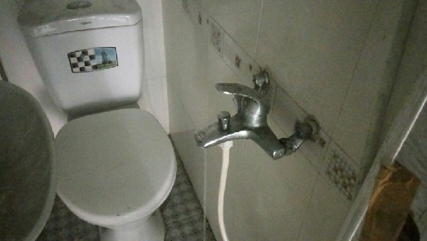 Dấu hiệu nhận biết bồn cầu bị rỉ nước