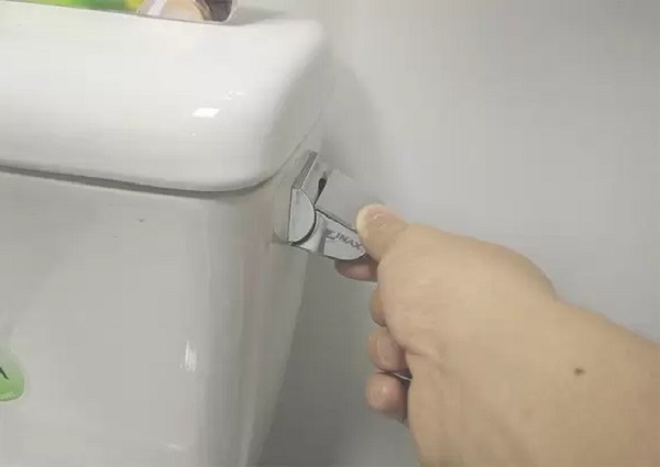 Bồn cầu bị rò rỉ nước ở tay cầm