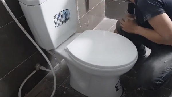 Lưu ý cần biết khi sửa chữa bồn cầu bị rỉ nước