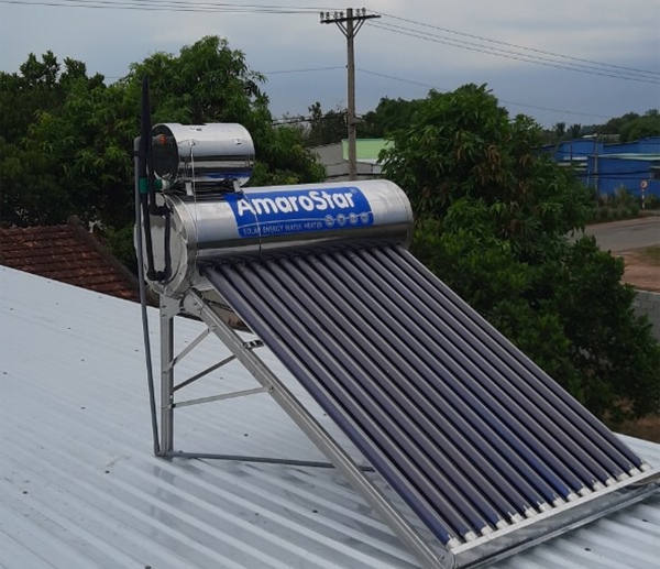 Lắp ống thủy tinh vào bình thái dương năng