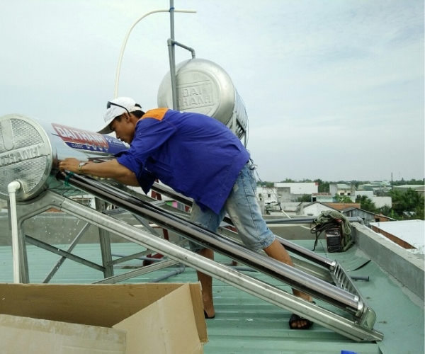 cách tháo lắp máy nước nóng năng lượng mặt trời