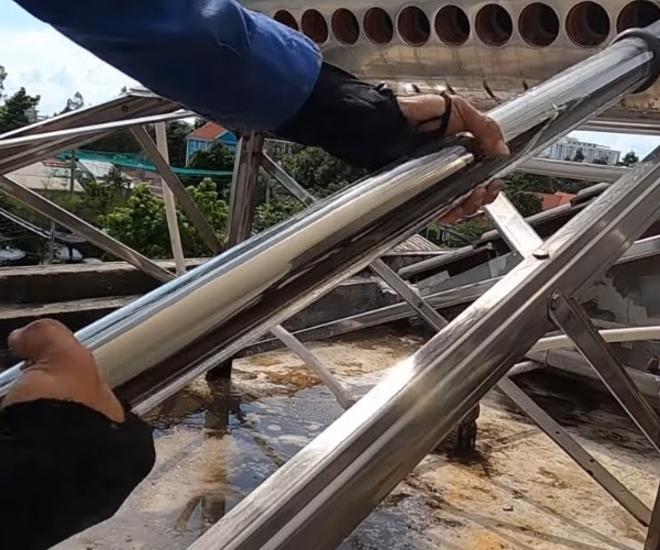 Tháo ống thu nhiệt trong máy nước nóng