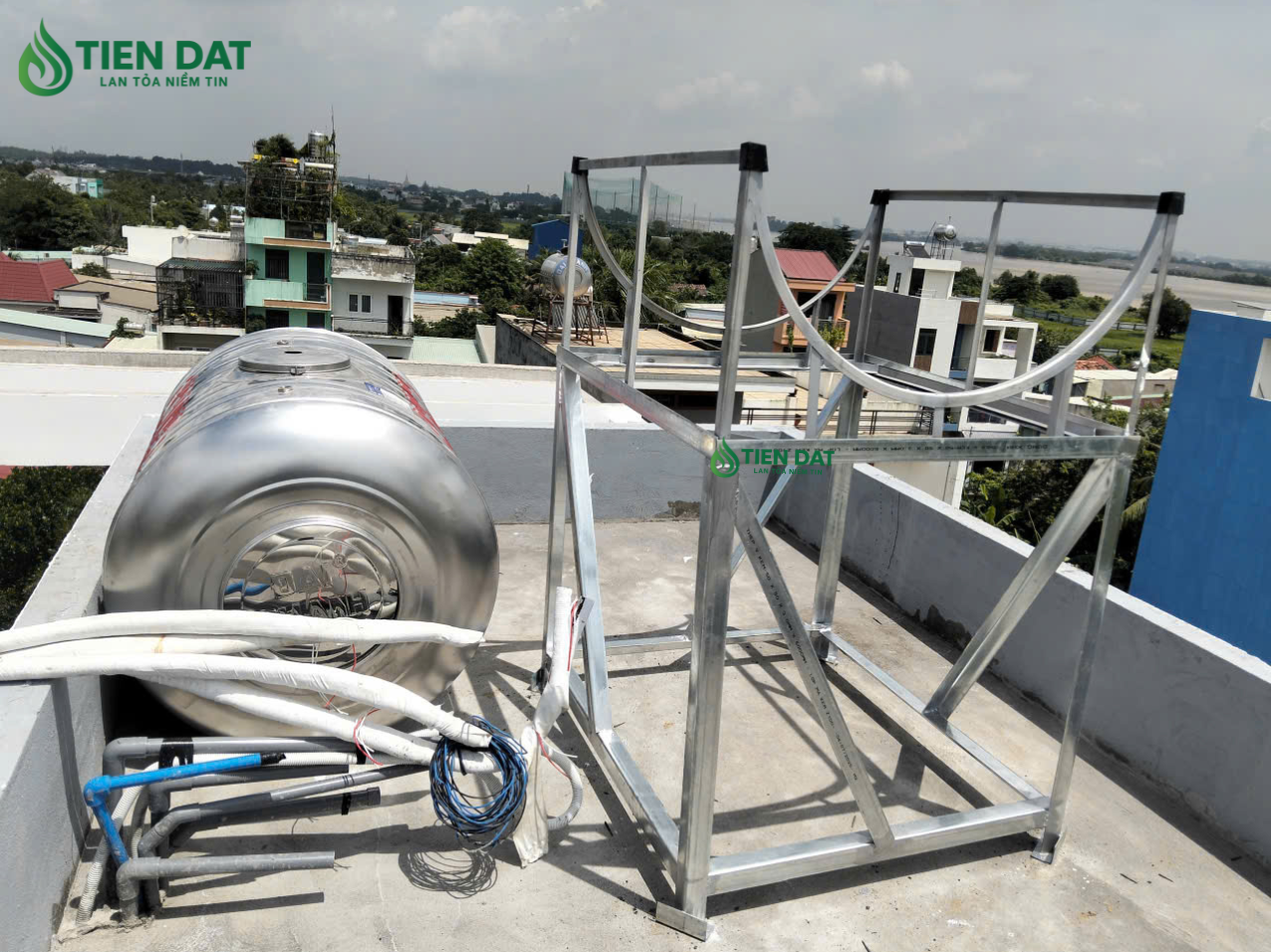 Công trình giao và hàn chân bồn nước inox Công trình giao và hàn chân bồn nước inox