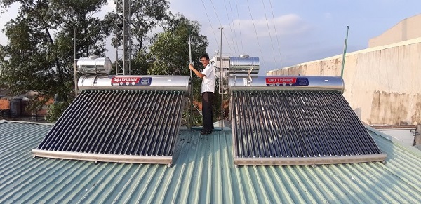 bao nhiêu tiền 1 máy nước nóng năng lượng mặt trời ống dầu