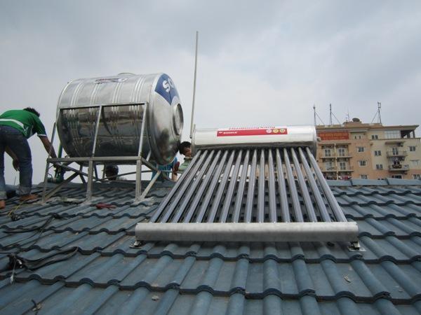 Lắp đặt máy nước nóng năng lượng mặt trời cho gia đình