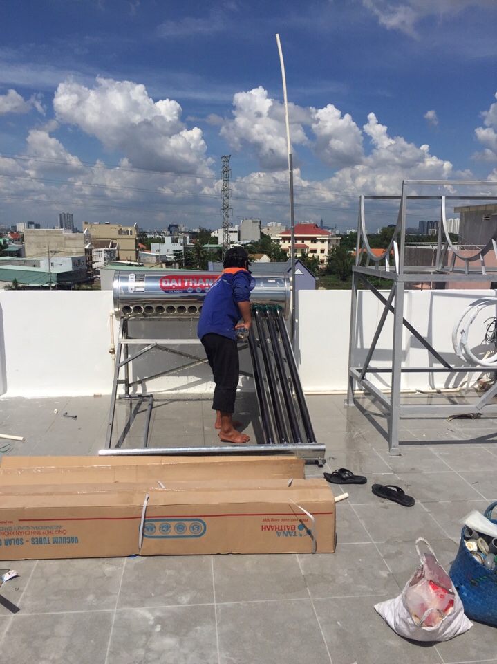 Máy nước năng lượng mặt trời được sử dụng phổ biến trong các gia đình