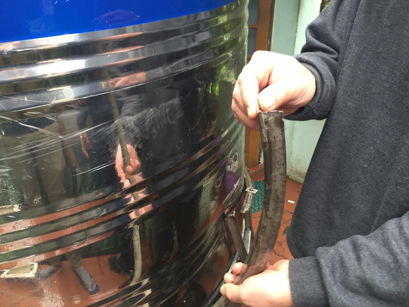 Hình ảnh bồn nuớc inox sau lắp đặt bị lỗi do kém chất lượng
