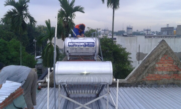 Nên chọn mua máy nước nóng lạnh năng lượng mặt trời giá bao nhiêu?