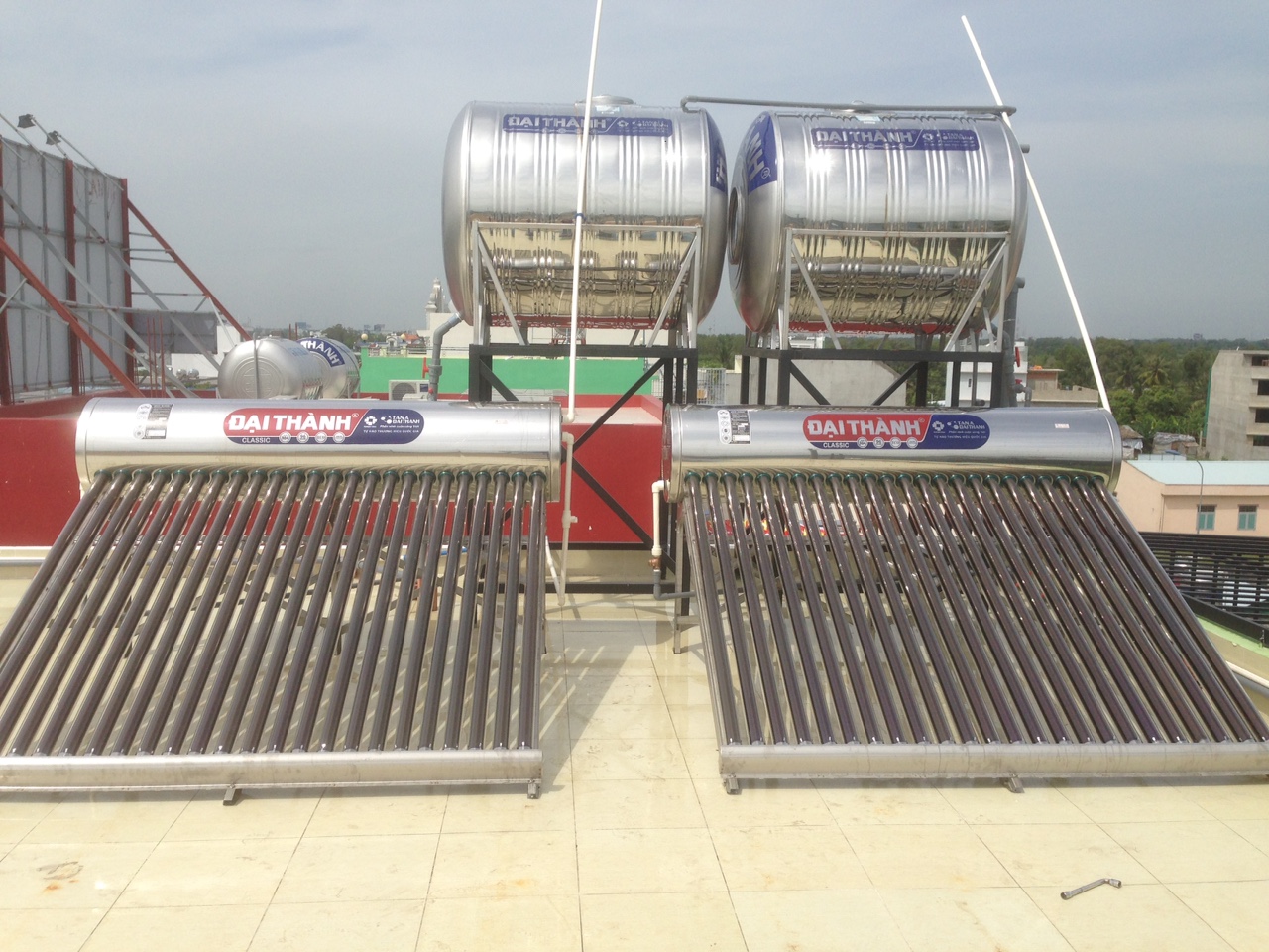 Với mái nhà bằng phẳng, bạn có thể xây trụ gạch hoặc làm khung sắt nâng bồn thêm 50-80cm