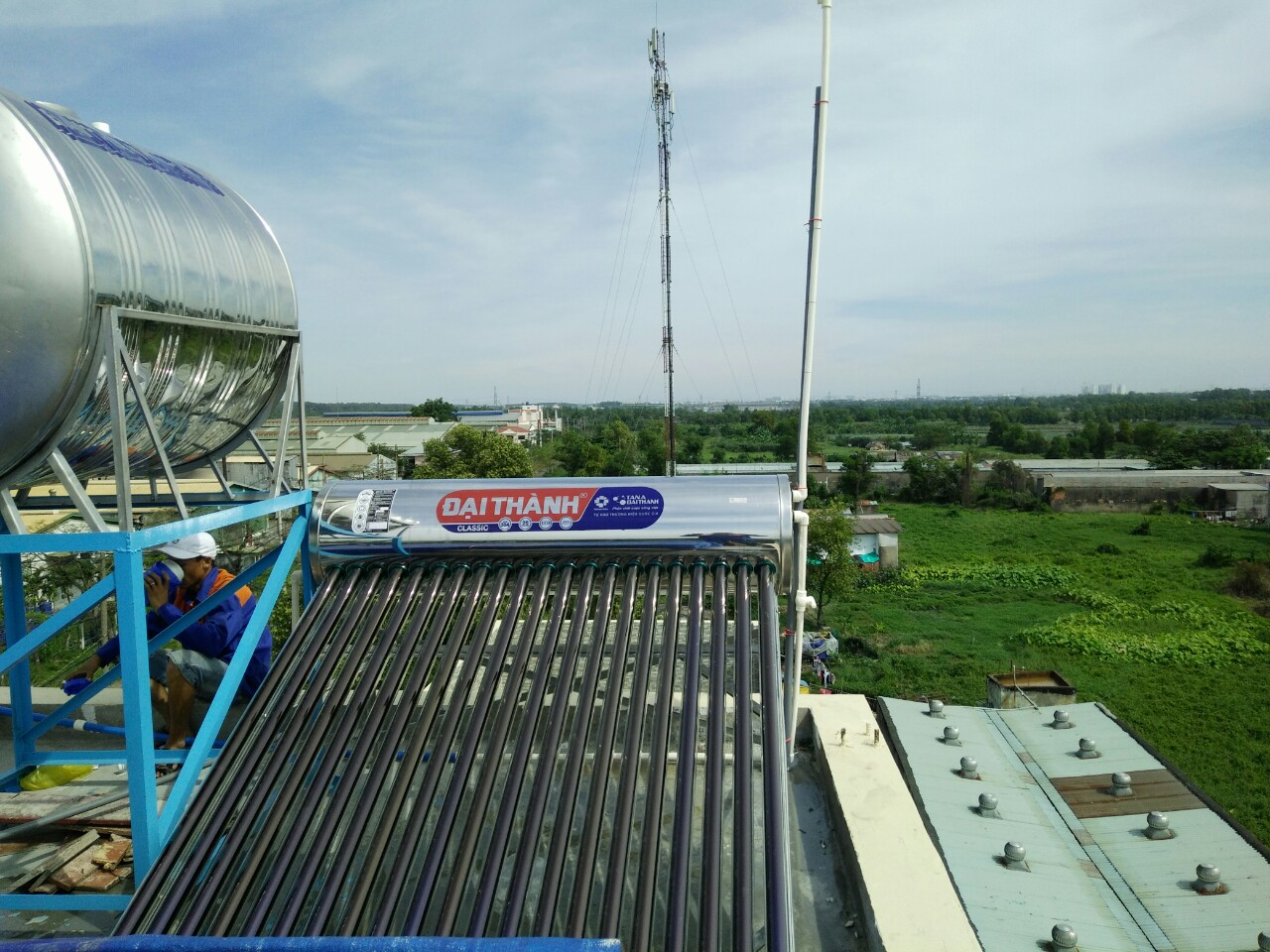 Máy nước nóng năng lượng mặt trời đã trở thành nhu cầu phổ biến ở gia đình Việt