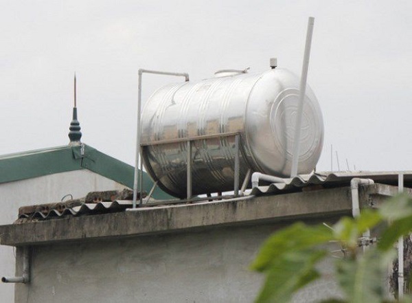 Kiểm tra mái tôn, ngói trước khi lắp đặt bồn nước trên mái nhà