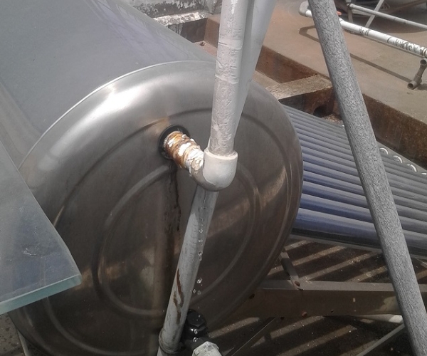 máy nước nóng năng lượng mặt trời bị rò rỉ nước