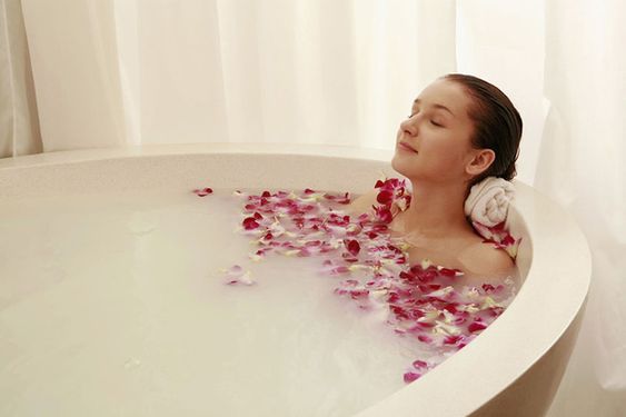 ngâm bồn với hoa hồng