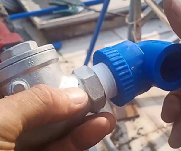 Mở van ngắt để máy hoạt động