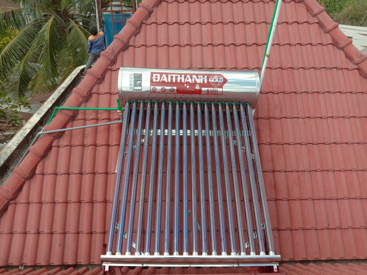 Cách lắp máy nước nóng năng lượng mặt trời trên mái ngói