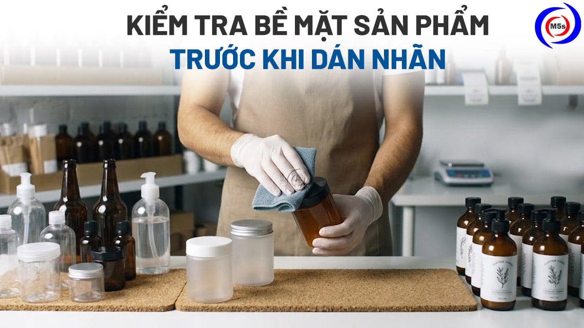Kiểm tra bế mặt sản phẩm trước khi dán nhãn Kiểm tra bế mặt sản phẩm trước khi dán nhãn