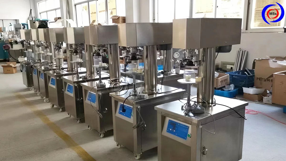 máy viền mí lon tại xưởng sản xuất