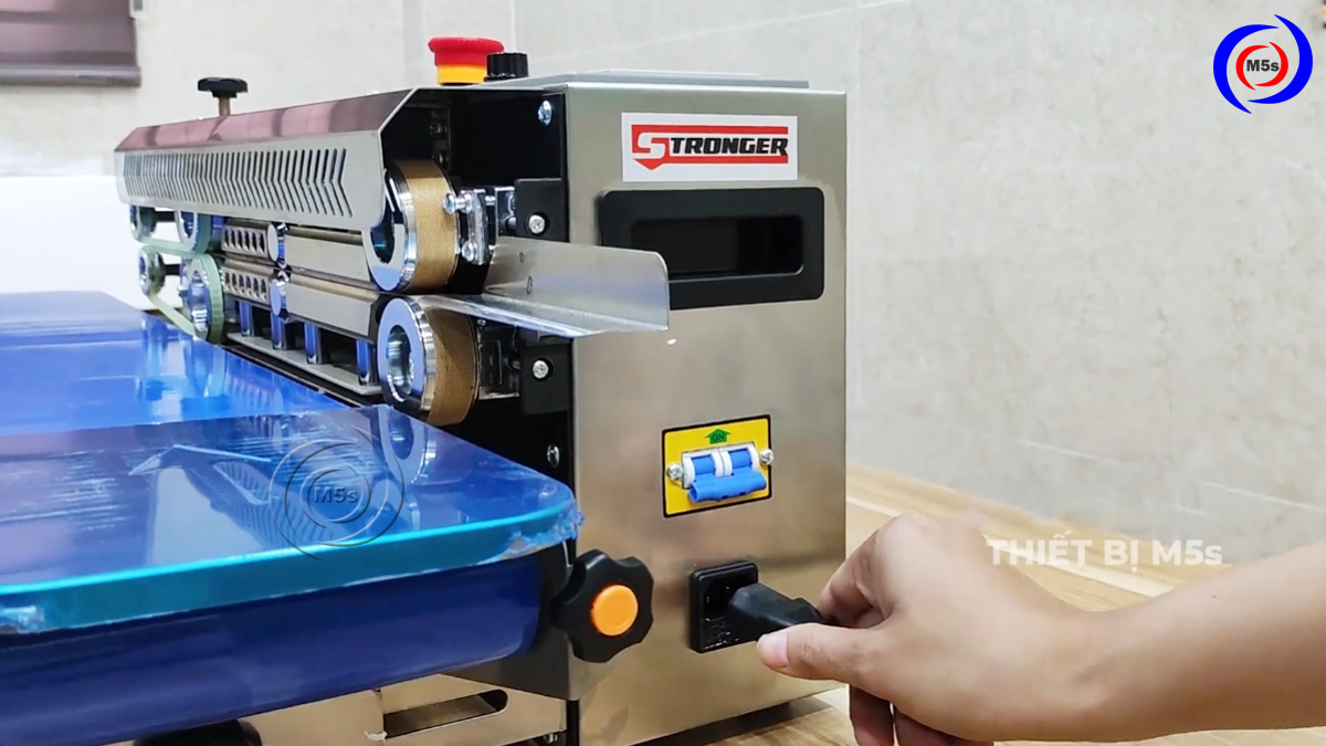 Ngắt kết nối máy hàn miệng túi liên tục với nguồn điện Ngắt kết nối máy hàn miệng túi liên tục với nguồn điện