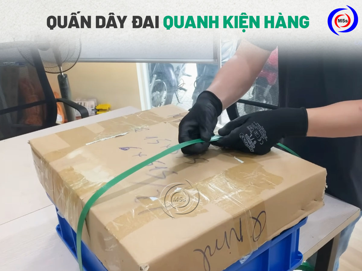 Quấn dây đai quanh kiện hàng Quấn dây đai quanh kiện hàng