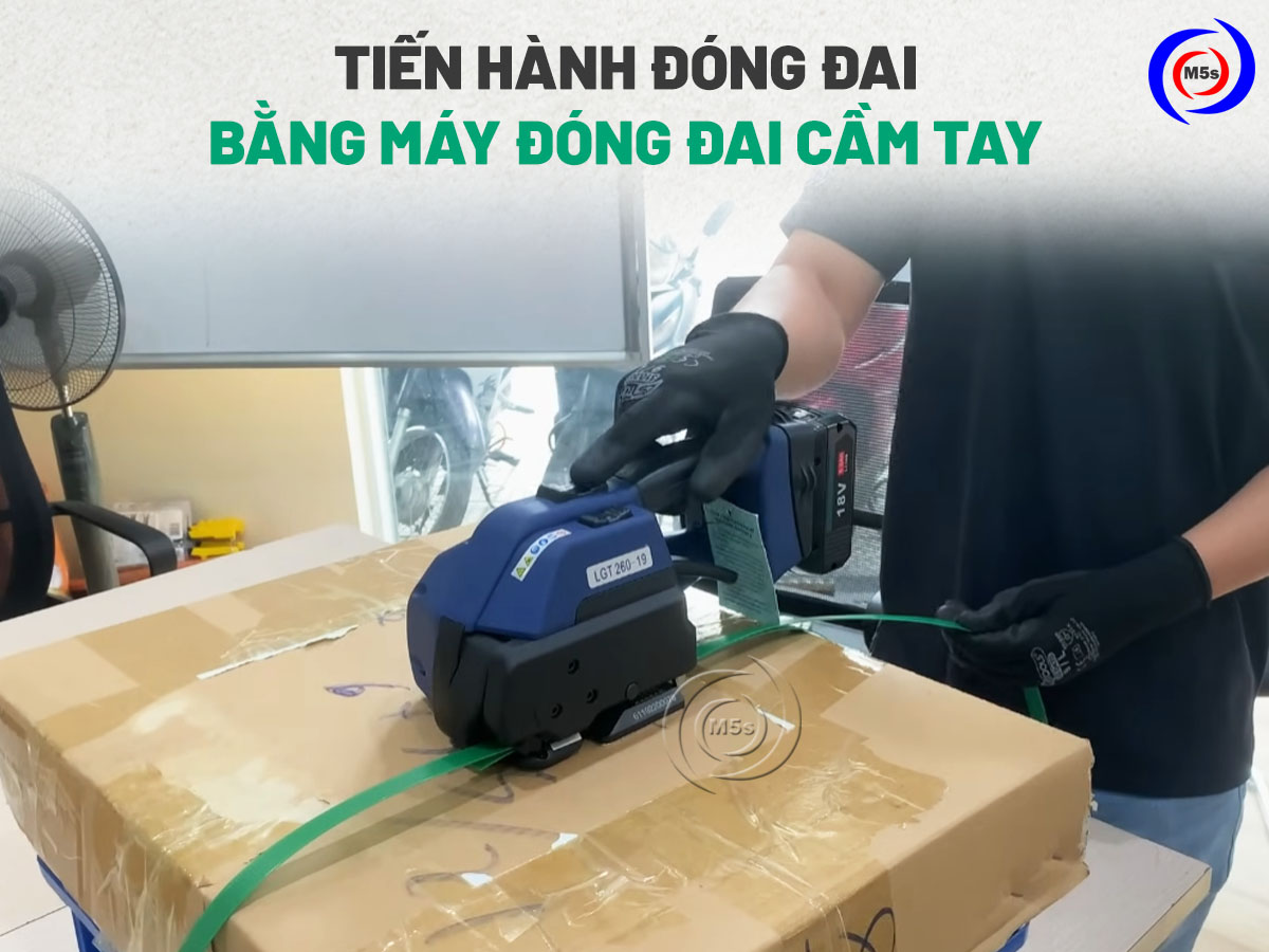 Tiến hành đóng đai bằng máy đóng đai cầm tay Tiến hành đóng đai bằng máy đóng đai cầm tay