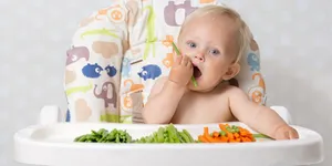 Cần tư vấn chọn thức ăn ăn dặm dinh dưỡng cho bé