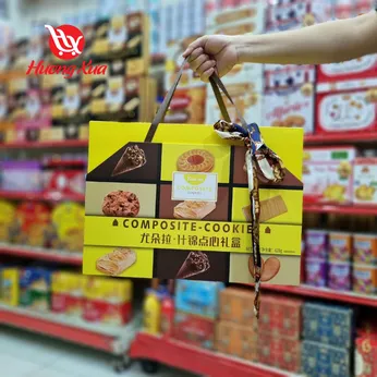 Hộp quà Composite vị tổng hợp hộp giấy 628gr (màu đỏ và vàng)