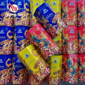 Bánh quy Dominate Feeddvra vuông kẹp kem vị trứng muối hộp sắt 200g ( Màu đỏ và vàng và xanh )