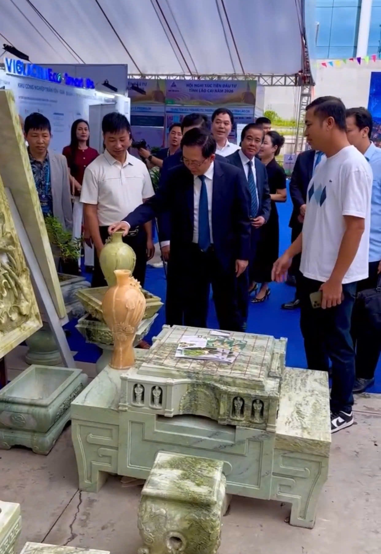 Phó Thủ tướng Chính phủ cùng đoàn công tác tham quan gian trưng bày của Công ty tại Hội nghị Xúc tiến Đầu tư tỉnh Lào Cai năm 2026.